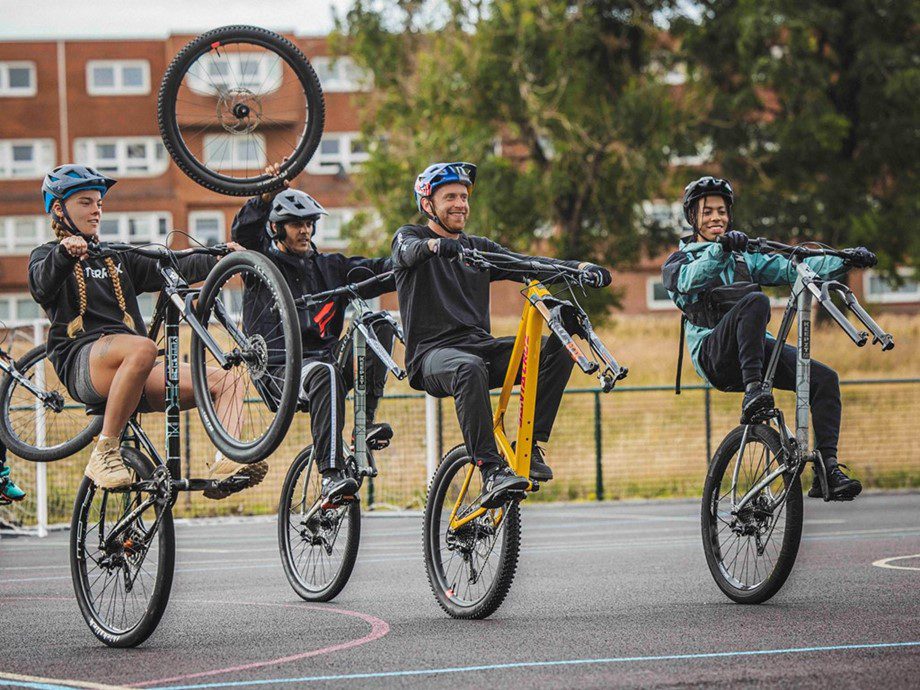 cara wheelie sepeda