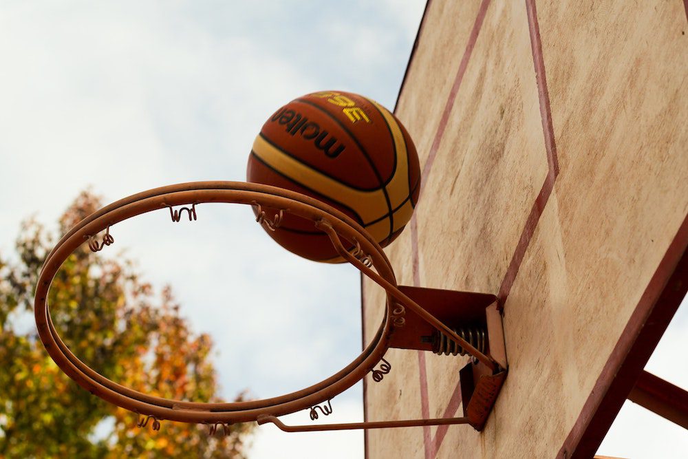 cara shooting bola basket