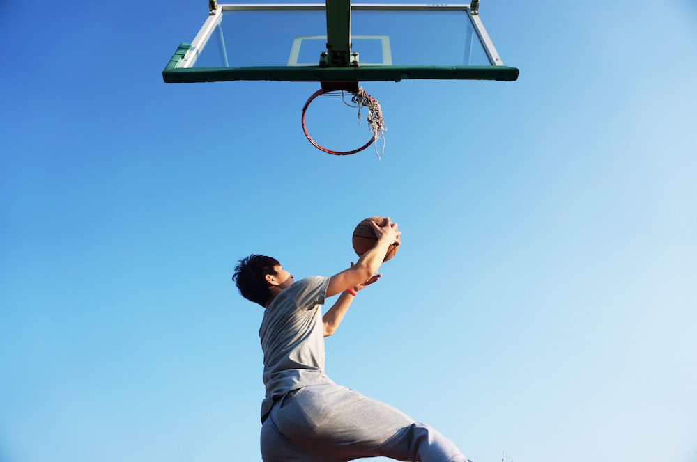 cara shooting bola basket